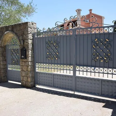 Alexandra * ذيسْخا