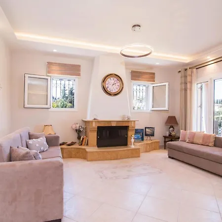 Alexandra فيلة ذيسْخا